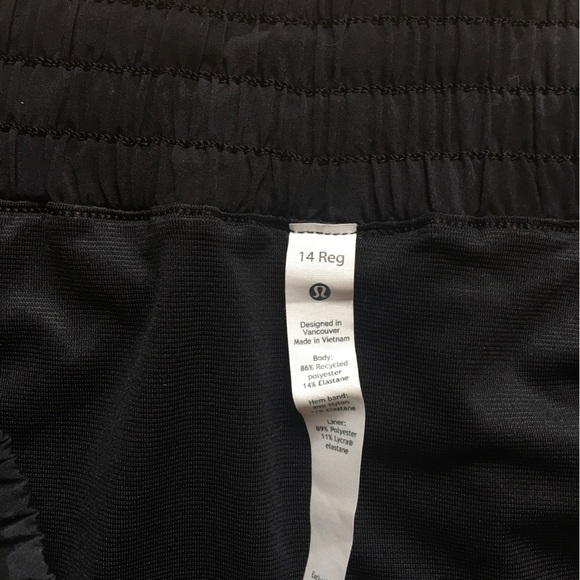 Lululemon Hotty Hot Short II Size 14 Camo - Picture 4 of 4